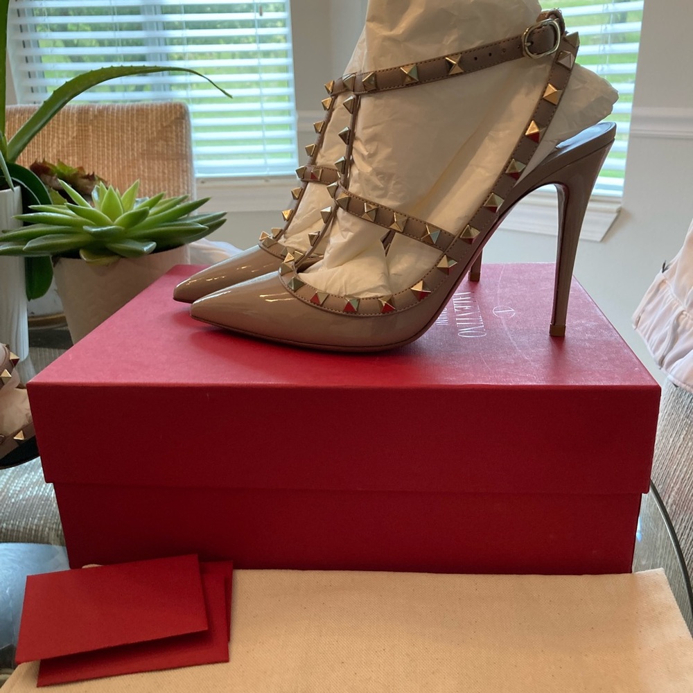NWT Valentino Rockstud Pump